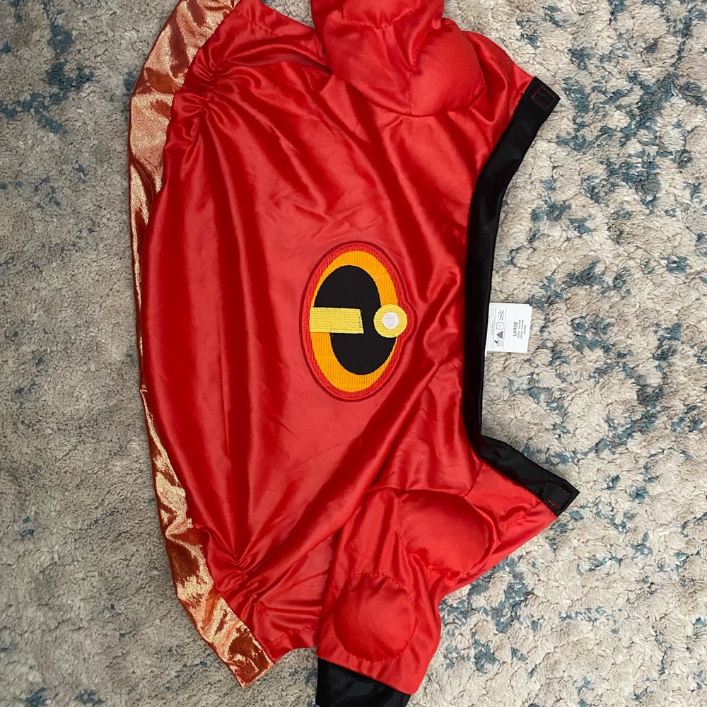 Dog costume incredibles large (fit my 30 lb mini golden doodle)